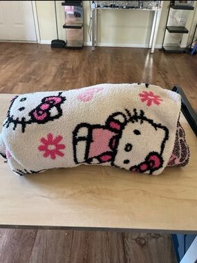 Hello Kitty Pink & White Sherpa Cozy Plush Throw